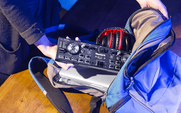 DJ2GO2Touch_Slider4_Backpack_web-624x390.jpg (408 KB)